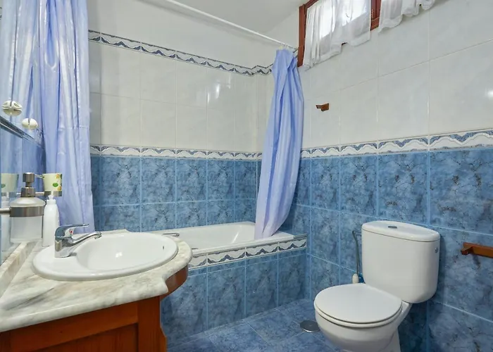 Modern In With A Shared Pool Lägenhet